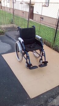 INVALIDNÍ VOZÍK-46CM-ODLEHČEN-BRZDY PRO DOPROVOD -