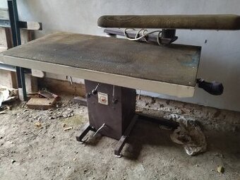 Průmyslový žehlící stroj