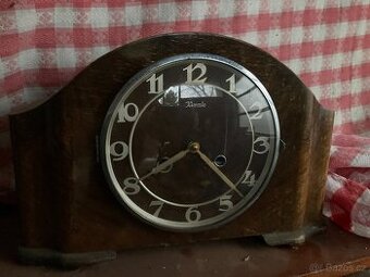 Starožitné mechanické hodiny 100 let staré