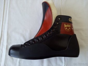 Retro brankářské boty a brusle.