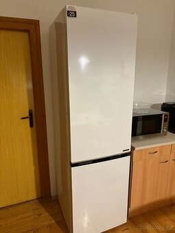 Lednice jako nová. Používaná ani ne půl roku.