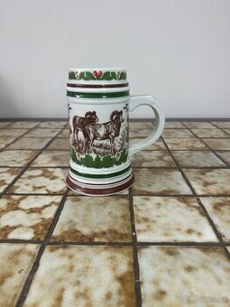 Pivní Korbel s Loveckým Motivem a Divokými Zvířaty