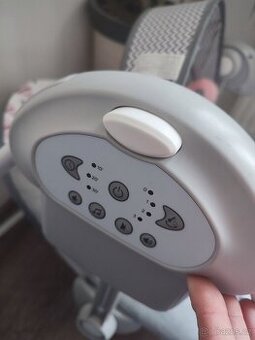 Houpatko USB hraje a automaticky se houpe