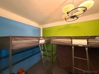 Kovová patrová postel