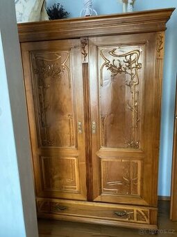 Starožitné skříně a noční stolky