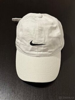 Bilá ksiltovka ve stylu Nike