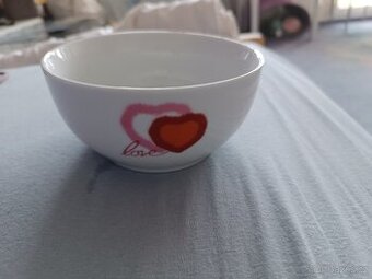 Bílá miska s logem srdce