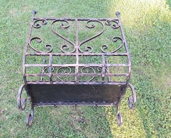 Stojan na drevo ke krbu