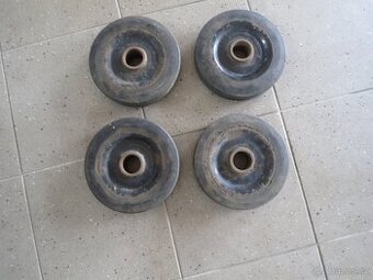 4 kolečka pr. 20 cm.