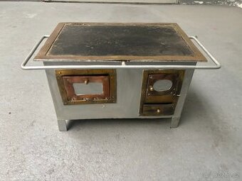 model - starý kovový sporák / kamínka v miniatuře