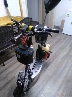 Motorová benzínová koloběžka