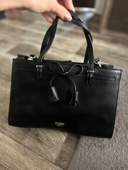 Guess černá kabelka s mašlí – elegantní a nadčasová
