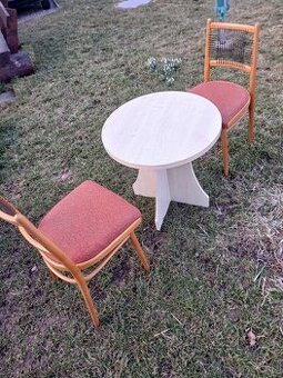 Prodám stůl a židle.