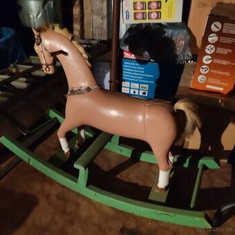 Prodám starý houpací kůň
