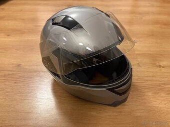 Výklopná helma na motorku