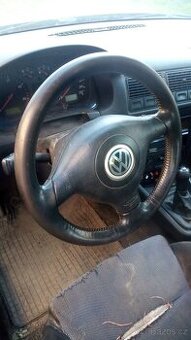 Golf IV - kožený tříramenný volant.