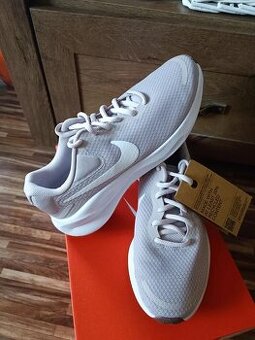 Nové běžecké tenisky Nike Revolution 7