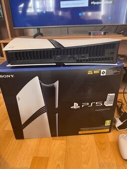 PLAYSTATION 5 PRO, 2 OVLADAČE, DOKOVACÍ STANICE PRO OVLADAČE