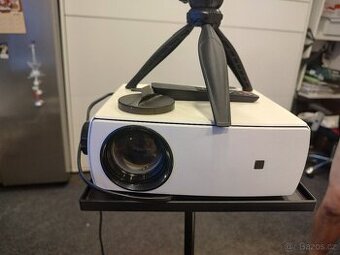 Prodám projektor YG430 LCD 220 ANSI