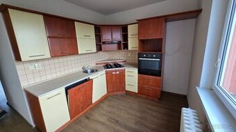 Rohová kuchyňská linka se spotřebiči – ihned k odběru