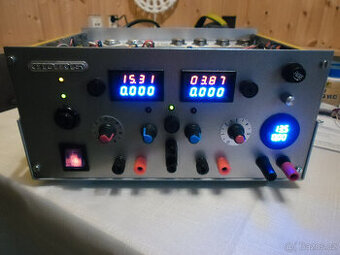 Laboratorní trojitý zdroj