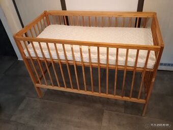 Dětská postýlka s matrací, r. 60x120 cm.