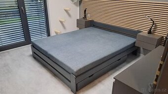 Postel z masivu 160x200 v odstínu antracit + rošt + šuplíky - 1
