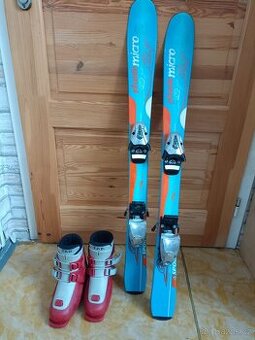 Dětské lyže a lyžařské boty č.33