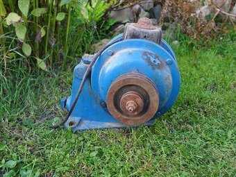 Historický elektromotor s napínákem