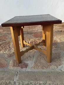 různé stoličky, či štokrle, polička