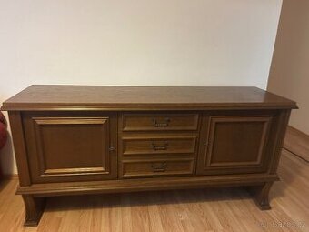 Prodám masivní dřevěnou komodu / příborník