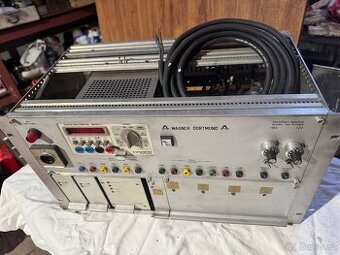 Modulární laboratorní zdroj s integrovaným multimetrem