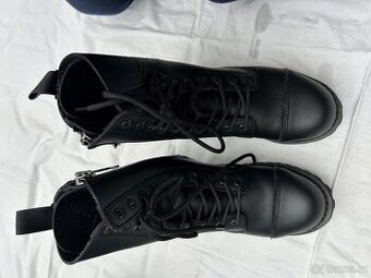 Nenošené kožené černé rockerské boty METALLICA orig merch