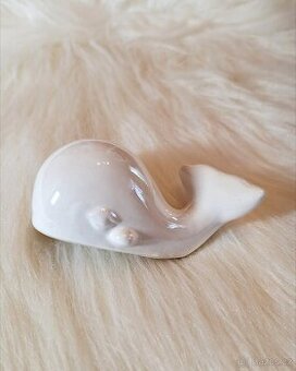 Dekorace malá velryba perleťová bílá