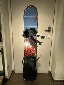 Snowboard s vázáním