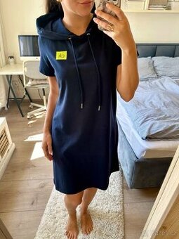 CALVIN KLEIN TMAVĚ MODRÉ ŠATY S KAPUCÍ