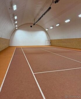 Vpichovaný koberec na tenis