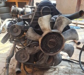 Motor Mazda 2200E