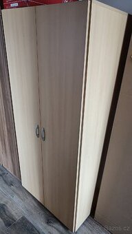 Skříň s policemi š 81,5 cm x h 51,5 cm x v 176 cm