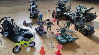 Vojáci, tank, helikoptéra