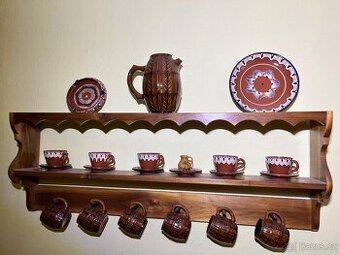 Dřevěná polička s hrníčky