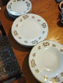 Sadu porcelánových talířů
