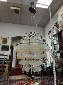 Designový lustr z mušlových destiček