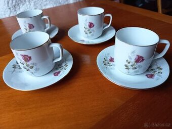 Čtyři porcelánové hrníčky s podšálky