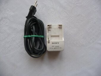 NABÍJEČKA BATERIÍ SONY 100V-240V 50/60Hz - 4,2V/0,7A