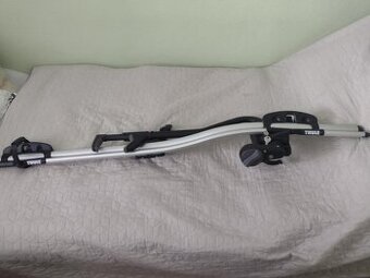 Střešní nosič kola