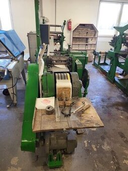 Stroje na výrobu a balení papírového zboží