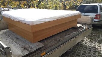 Postel s uložným prostorem