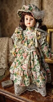 Krásná vintage porcelánová panenka – 45 cm