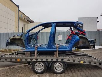 Výřez karoserie Škoda Rapid Spaceback (i sedan) už rozřezáno